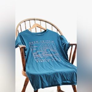 "Road trippin  simple Livin"  this Graphic tee is a Large and super high quality